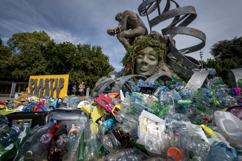 Una obra de arte del artista, activista y fotógrafo canadiense Benjamin Von Wong, titulada "La Carga del Pensador", una remezcla escultórica de 6 metros de altura del icónico Pensador de Rodin, creada para las negociaciones del Tratado sobre los Plásticos, se exhibe frente a la sede de las Naciones Unidas en Ginebra el 4 de agosto de 2025.