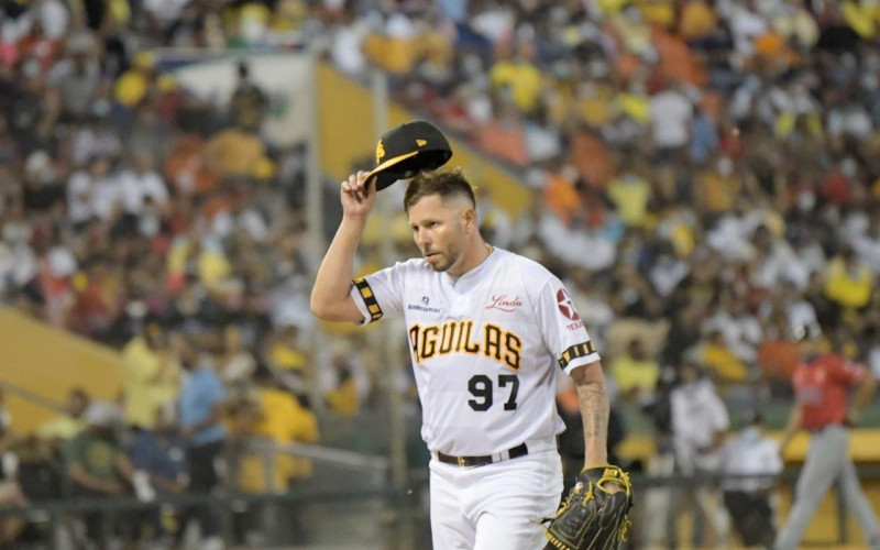 El lanzador Yunesky Maya se levanta la gorra luego de lanzar la quinta entrada contra los Toros del Este en el 2024.