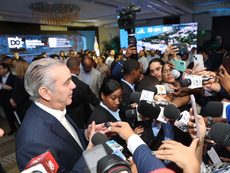 El presidente Abinader habla con los medios.