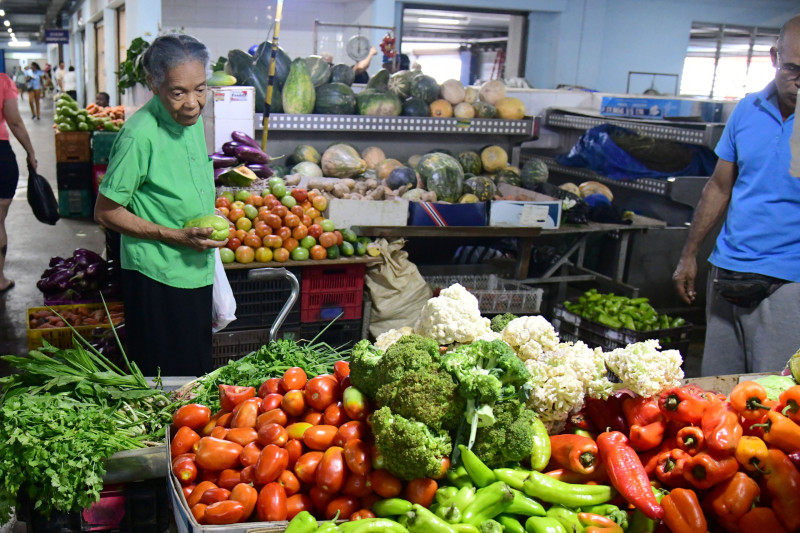Resignadas, muchos consumidores locales deciden comprar los productos pese a sus protestas.