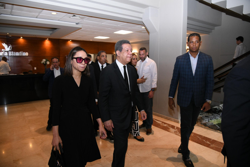 El expresidente Leonel Fernández al llegar la Funeraria Blandino al velatorio del escritor José Rafael Lantigua.