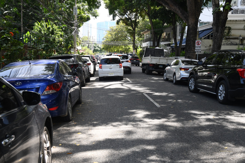 En la mayoría de las calles del polígono central solo se permite aparcar en solo un lado, aunque en otras —incluso de doble vía— la regla parece ignorarse.