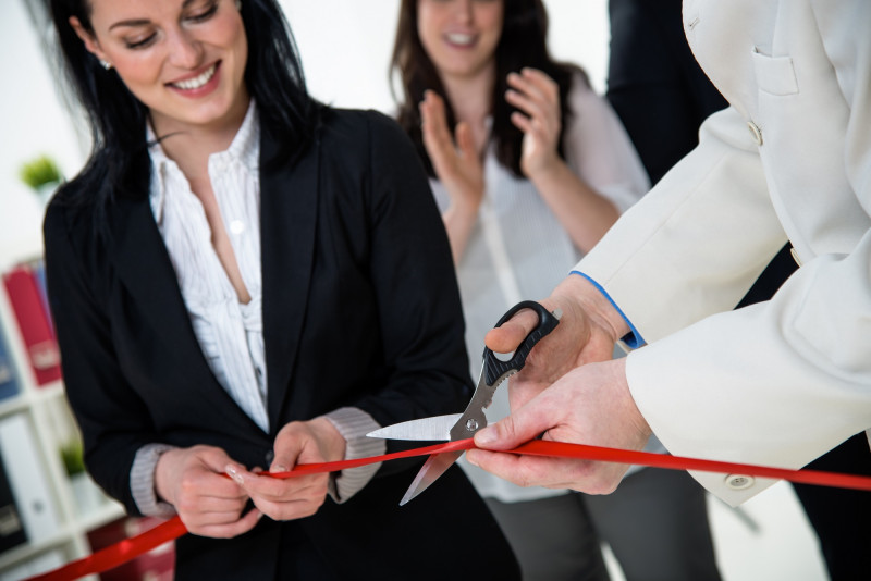 La costumbre de usar cintas en actos ceremoniales tiene raíces que se remontan a las cortes europeas.