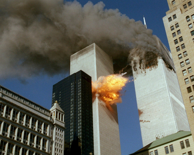 En esta foto de archivo del 11 de septiembre de 2001, el vuelo 175 de United Airlines choca contra la torre sur del World Trade Center en Nueva York mientras sale humo de la torre norte.