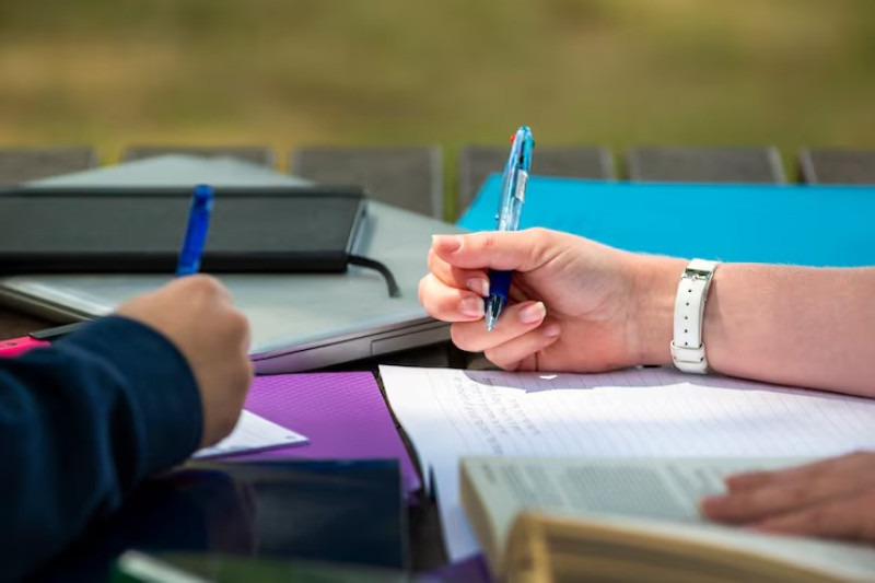 Jóvenes tomando examen de admisión para ingresar a la universidad
