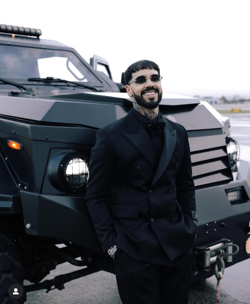 Anuel AA posando junto a su tanque civil Terradyne Gurkha 2022.