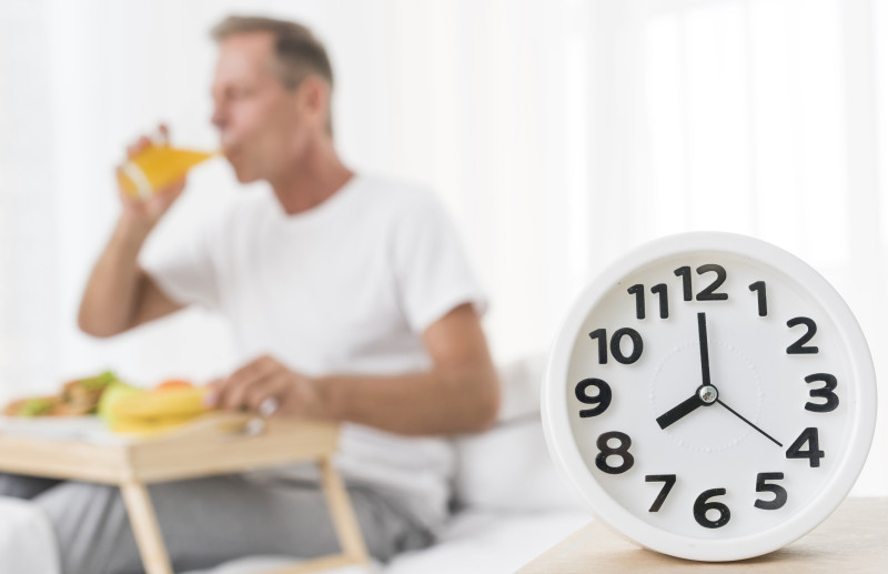 Hacer una pausa en el ritmo de vida vertiginoso, para descansar sin la presión de los horarios, beneficia el cuerpo y la mente. Foto: Freepik.