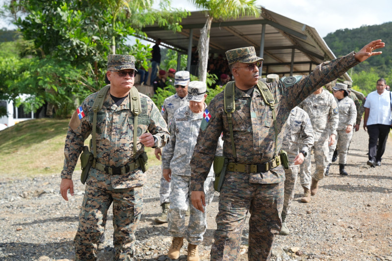 El ministro de Defensa, teniente general Carlos Fernández Onofre, escucha explicaciones del general Diego Colón, sobre el lugar donde se contempla realizar las competencias de tiro de los Juegos Centroamericanos y del Caribe Santo Domingo 2026.
