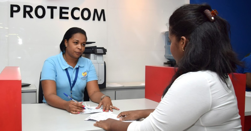 Una usuaria del servicio de electricidad recibe asistencia en Protecom.