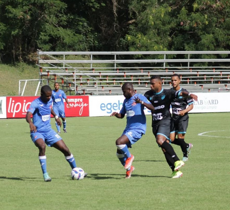 Acción del partido entre Atlético San Cristóbal y Salcedo FC.