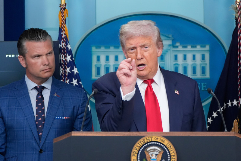 El presidente Donald Trump habla con periodistas en la Sala de Prensa James Brady de la Casa Blanca, el lunes 11 de agosto de 2025, en Washington, ante la mirada del secretario de Defensa, Pete Hegseth.