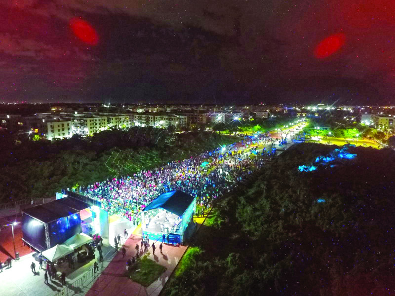 Vista desde un dron de la multitud que se congregó en Ciudad Juan Bosch.