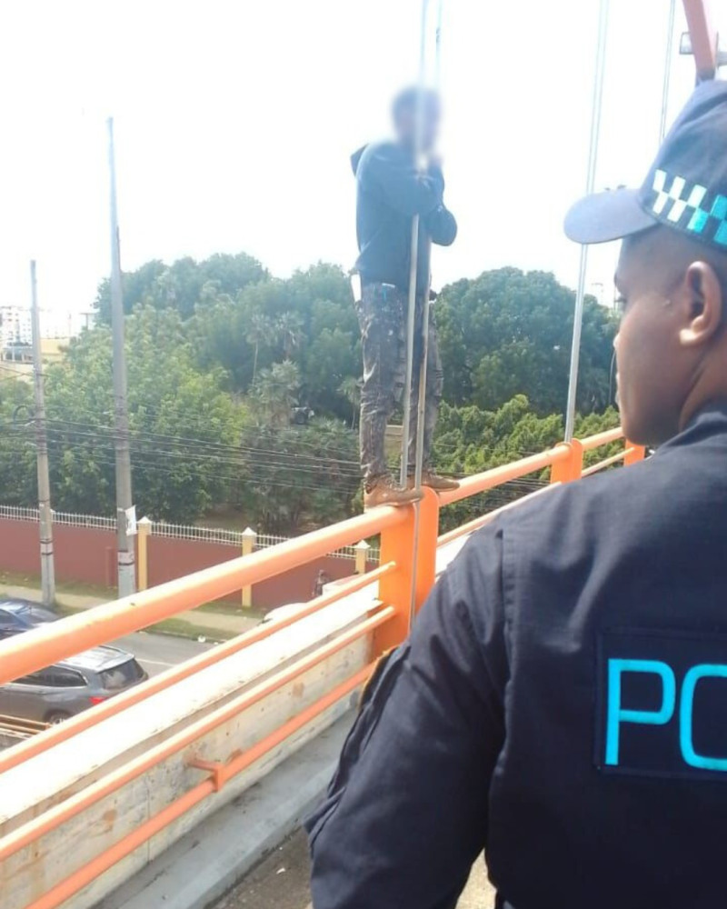 Agentes policiales llegaron hasta el lugar y evitaron que el hombre atentara contra su vida.