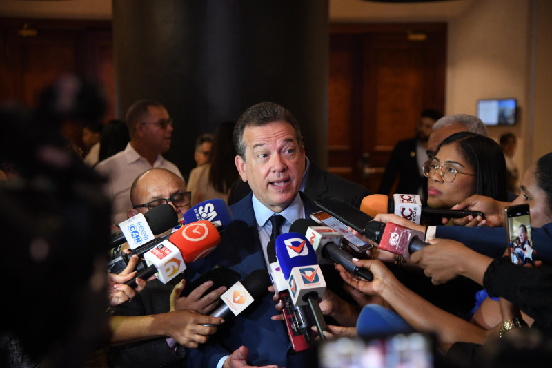 El ministro de Industria, Comercio y Mipymes, Víctor -Ito- Bisonó, mientras habla este martes con los medios de comunicación.