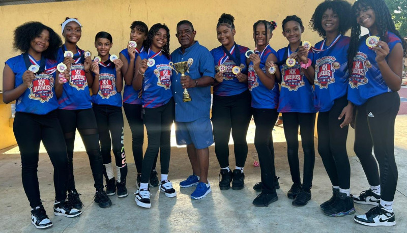 El cronista deportivo León Felipe al momento de galardonar al equipo minivoli de la Escuela Deportiva y Cultural (EVA), ganador invicto.