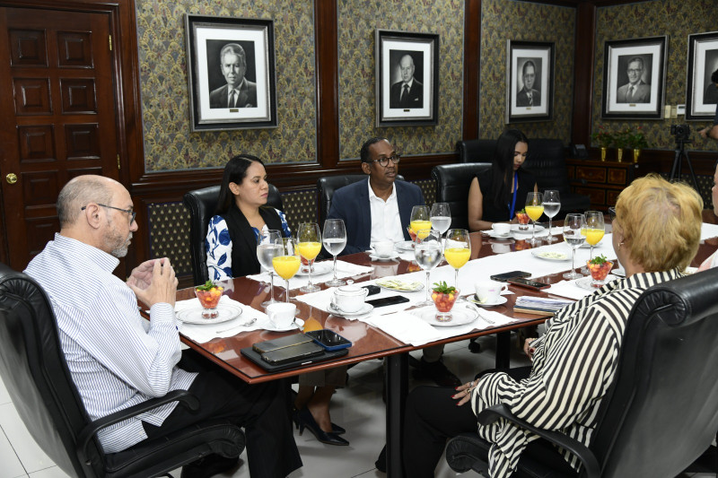 El director general junto con demás miembros de la Onesvie conversan con la editora de Economía y Negocios, Cándida Acosta, sobre los daños que puede causar un terremoto en el país.