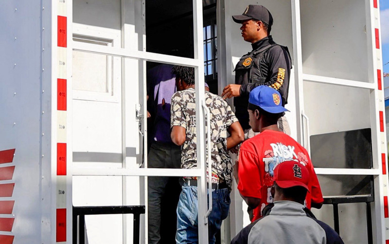 Autoridades de migración continúan acciones contra migrantes ilegales.