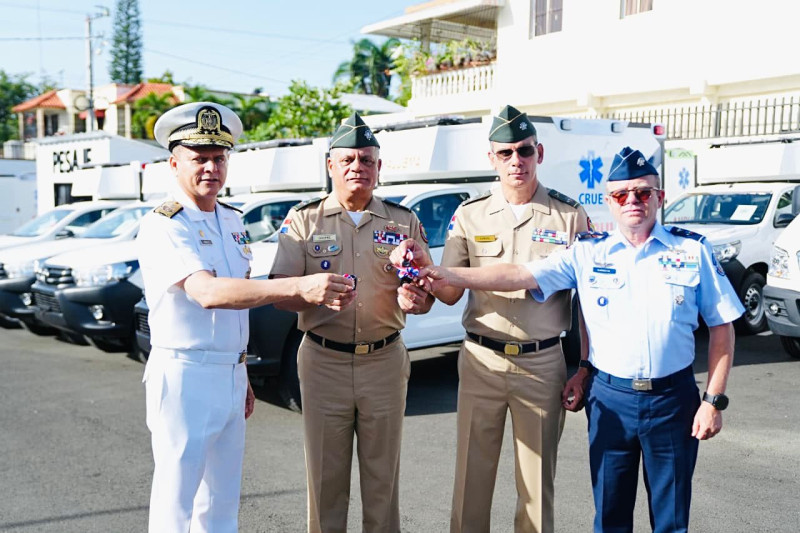 Ministro de Defensa hace entrega de las nuevas ambulancias.