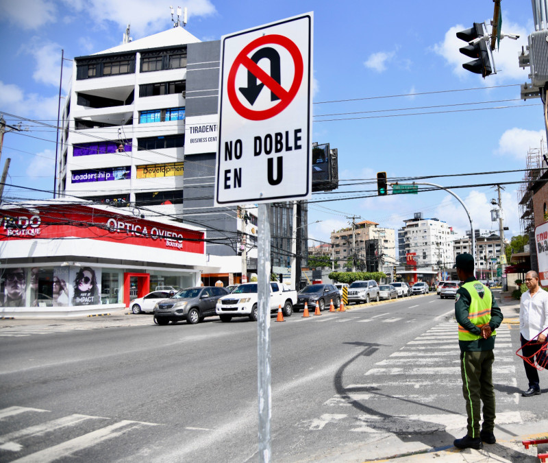 Conductores del gran Santo Domingo respetan giro a la izquierda