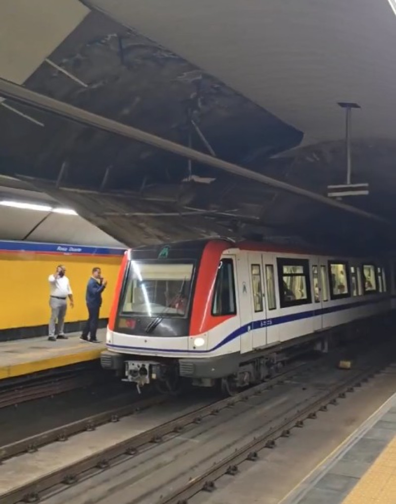 Imagen del plafón que cayó en la estación Rosa Duarte del Metro de Santo Domingo