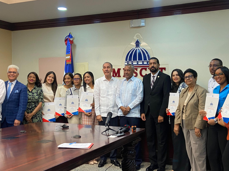 Acto de entrega con algunos de los becarios.