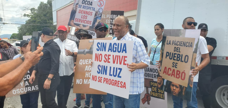 Residentes en Ocoa protestando por escasez de agua y apagones.
