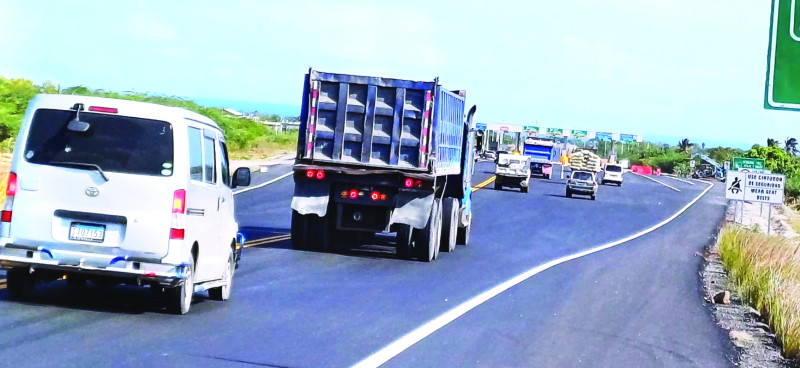 El tránsito de vehículos pesados fue notorio ayer en la Circunvalación de Baní.