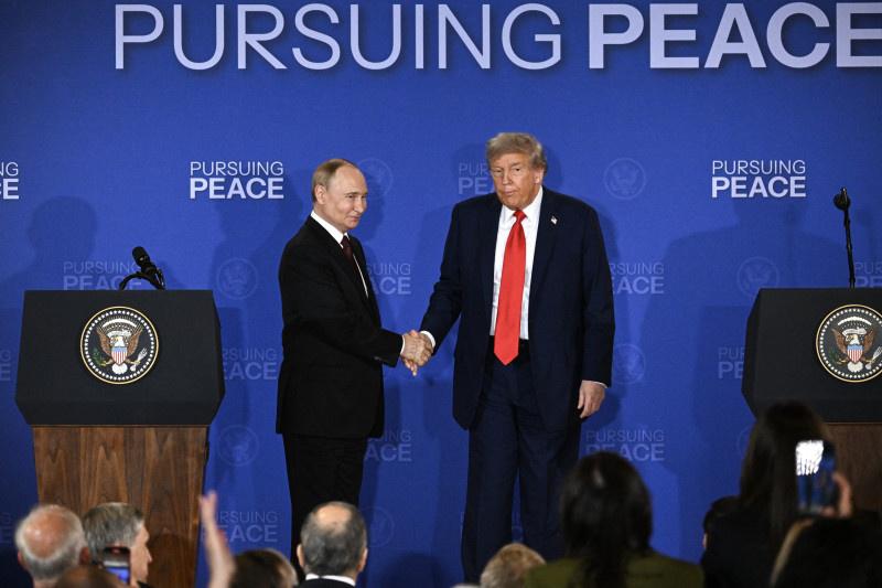 El presidente de Estados Unidos, Donald Trump (der.), y el presidente ruso, Vladimir Putin, se estrechan la mano al final de una conferencia de prensa conjunta tras participar en una cumbre entre Estados Unidos y Rusia sobre Ucrania en la Base Conjunta Elmendorf-Richardson en Anchorage, Alaska, el 15 de agosto de 2025.