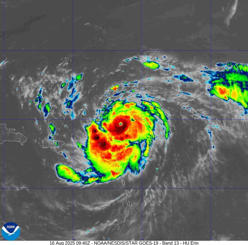 Desplazamiento del huracán Erin sobre las aguas del mar Caribe.