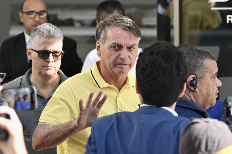 El expresidente brasileño Jair Bolsonaro saluda a sus simpatizantes a su llegada para someterse a exámenes médicos en el hospital DF Star de Brasilia el 16 de agosto de 2025. Un juez del Tribunal Supremo de Brasil accedió a la solicitud de Bolsonaro de que se levantara temporalmente su arresto domiciliario para que el expresidente pudiera someterse a una serie de pruebas médicas. El 4 de agosto de 2025, Bolsonaro fue puesto bajo arresto domiciliario por violar una orden judicial que prohibía el uso de redes sociales en el marco de su juicio por un presunto intento de golpe de Estado. (Foto de Evaristo SA / AFP)