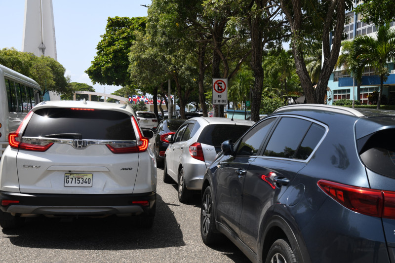 Vehículos estacionados en letreros "No estacione".