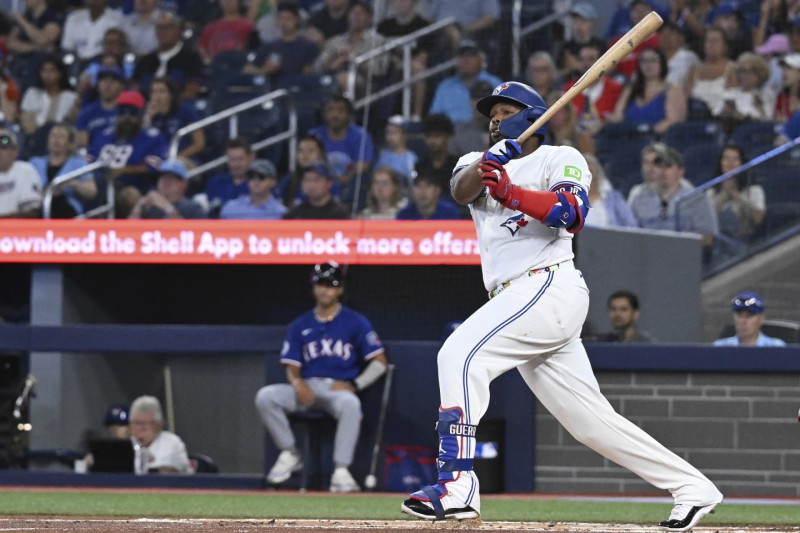 Vladimir Guerrero al momento de disparar su vuelacercas solitario en el encuentro contra los Vigilantes.