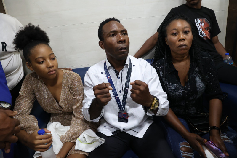 Baltazar Talmaré, padre de Gustavo, ofrece declaraciones a la prensa mientras de su cuello cuelga la medalla ganada por su vástago en la Serie del Caribe Kids 2024.