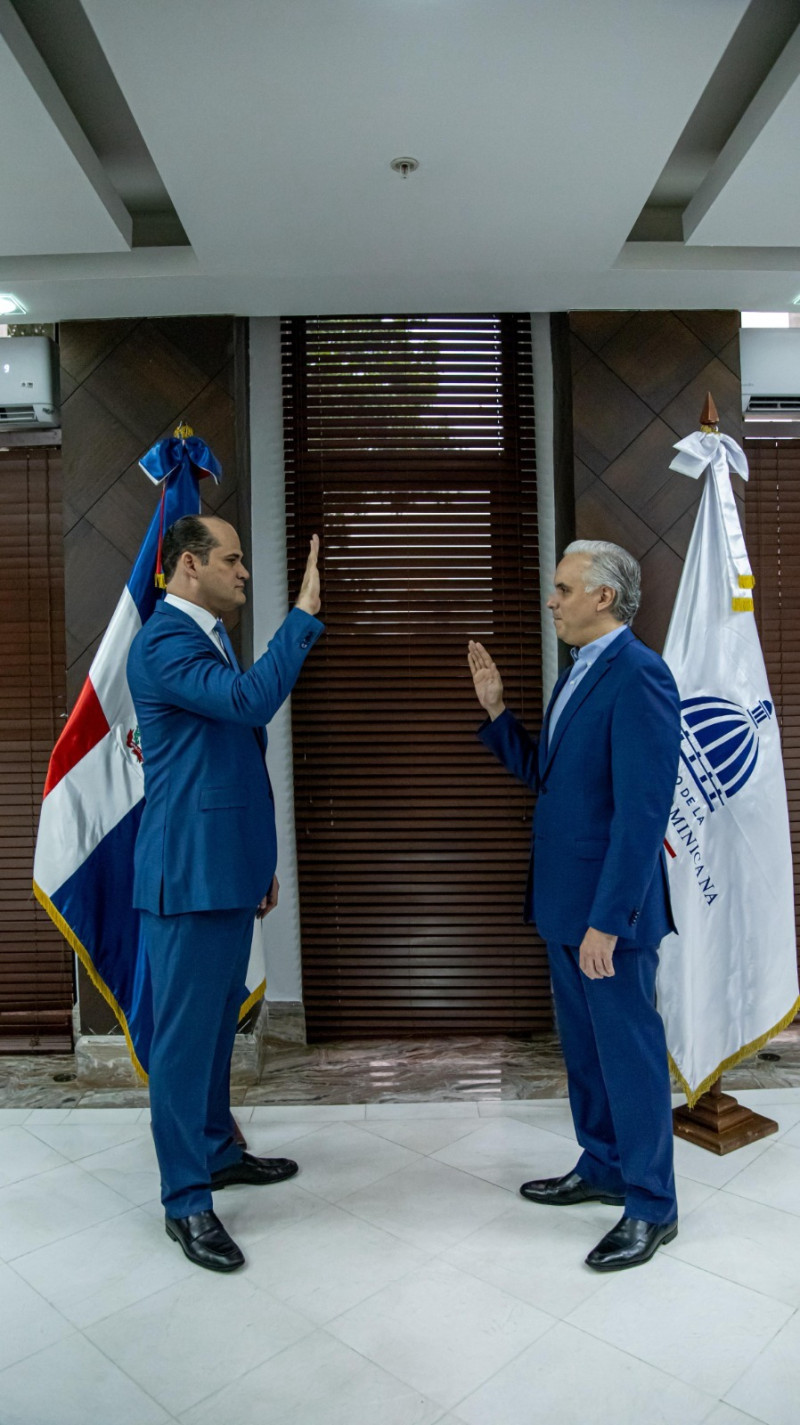 El ministro de Educación, Luis Miguel De Camps, juramentó a Rafael Adolfo Pérez De León como nuevo director ejecutivo del Inabie