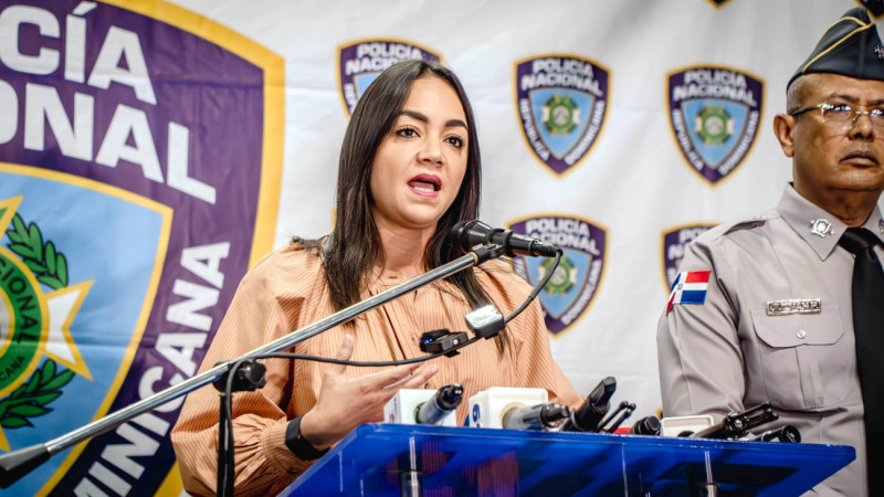 La ministra de Interior y Policía, Faride Raful, habla ante la prensa, acompañada del director de la Policía Nacional, mayor general Ramón Antonio Guzmán Peralta.