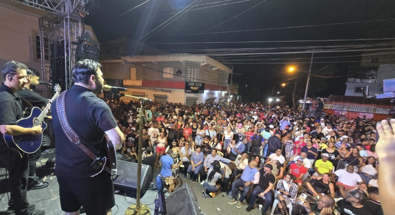 El Chaval de la Bachata ante la multitud en la presentación que protagonizó en la plataforma "Qué viva la Patria".