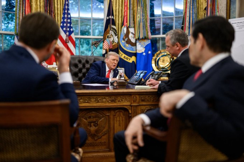 Donald J. Trump hablando por teléfono con el presidente Putin en la Oficina Oval.