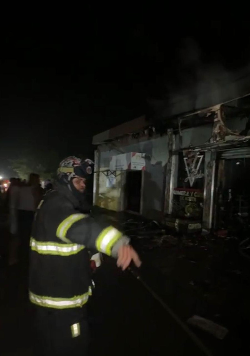 Bomberos cuando sofocaban un incendio en San Francisco de Macorís.