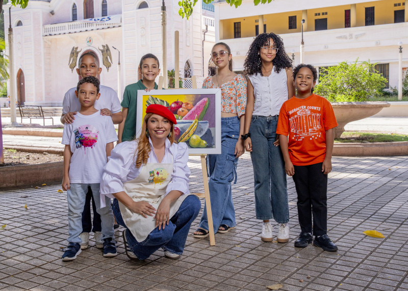 Laura Merán acompañada de algunos niños y niñas