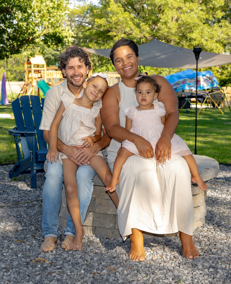 Maite Rodríguez junto a sus dos hijas y su esposo