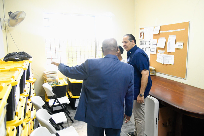 El ministro de Salud Pública, Víctor Atallah, supervisa programas de salud en San Cristóbal.