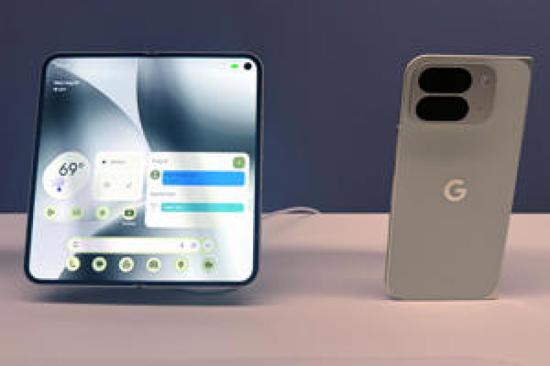 Los nuevos modelos de celulares Pixel 10 este miercoles, en Nueva York (Estados Unidos). Google anunció su última gama de teléfonos, los Pixel 10, dispositivos que buscan ayudar a los usuarios a que sean más productivos, e incluso se conviertan en mejores fotógrafos, gracias a su inteligencia artificial (IA), en una presentación repleta de pullas para Apple y sus dispositivos. EFE/ Sarah Yáñez Richards