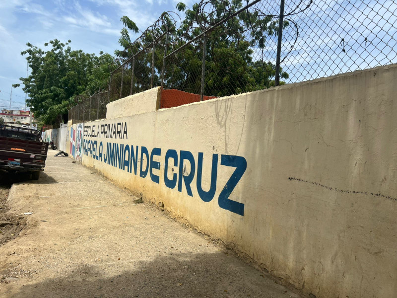 Estudiantes de la Escuela Rafaela Jiminián de Cruz serán trasladados a otro centro hasta terminar su reparación.