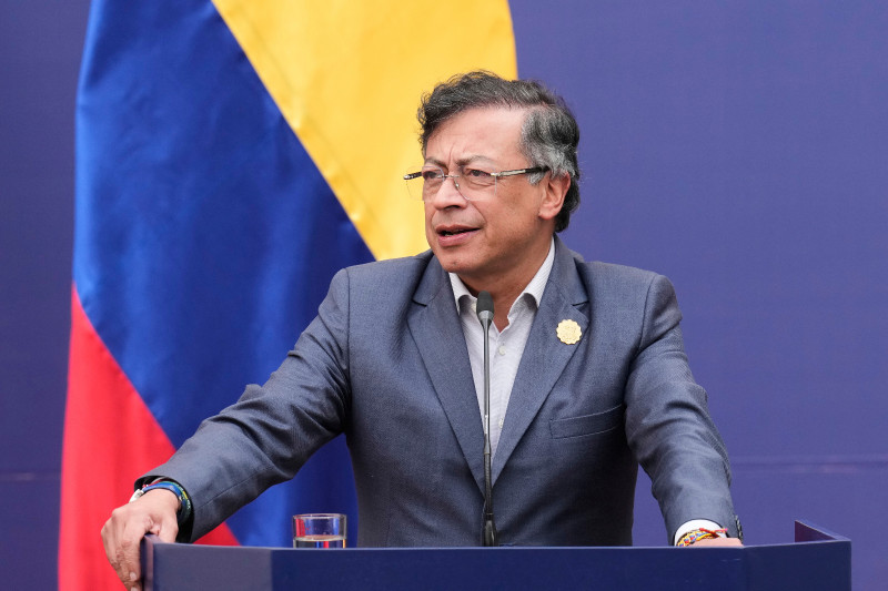 El presidente Gustavo Petro, pronuncia un discurso durante un foro sobre democracia y multilateralismo en el Palacio de La Moneda, el lunes 21 en Santiago.