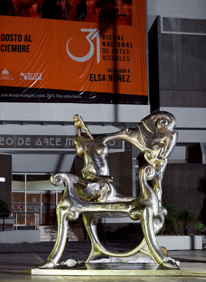 La escultura monumental La Chaise Adulte fue inaugurada en la explanada frontal del Museo de Arte Moderno de la Plaza de la Cultura Juan Pablo Duarte