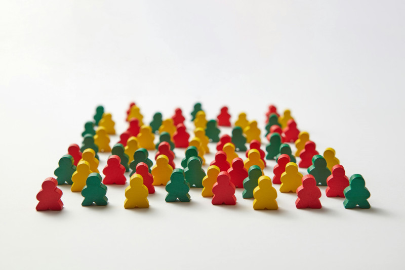 Criterio de responsabilidad: el lugar de honor corresponde al máximo representante de la entidad anfitriona.