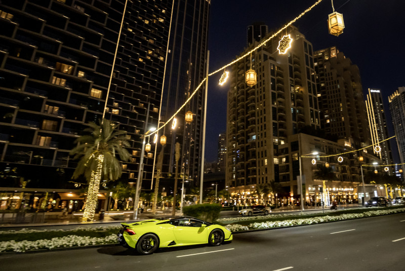 Un automóvil de lujo circula por el bulevar Sheikh Mohammed Bin Rashid en Dubái el 24 de marzo de 2025. (Foto: FADEL SENNA / AFP)