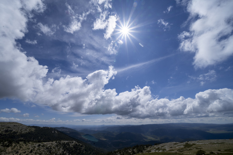 Técnicamente la siembra consiste en dispersar en las nubes partículas de yoduro de plata. EFE/Antonio Garcia