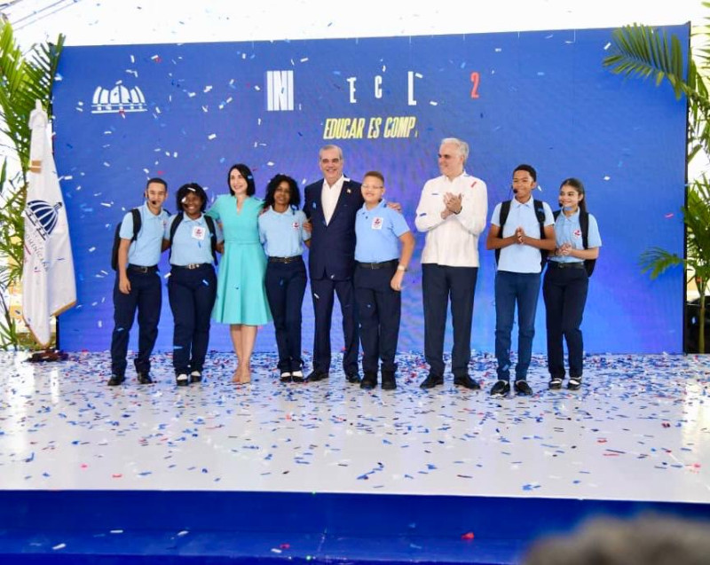 El presidente Luis Abinader encabeza el inicio del año escolar en compañía de alumnos, del ministro de Educación, Luis Miguel De Camps y la primera dama, Raquel Arbaje