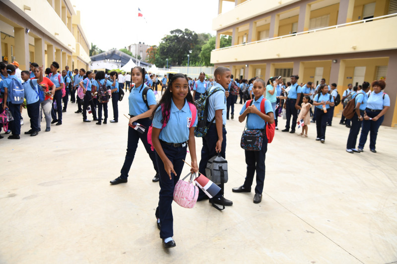 Estudiantes comparten en el patio de la Escuela Ramón Emilio Jiménez durante la apertura ayer del año escolar 2025-2026.
